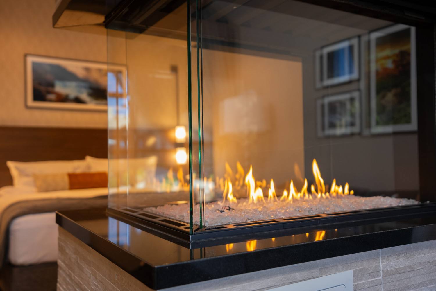 Luxury hotel suite with fireplace near Rain Rock Casino in Yreka, CA
